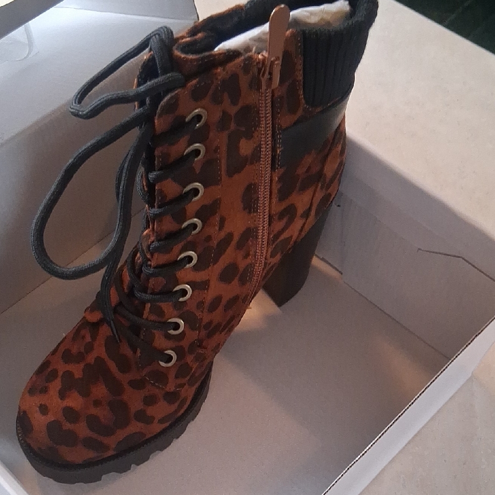 Dream Pairs Leopard Lace-Up Boots